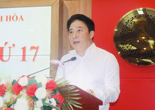 Phó Bí thư Thường trực Tỉnh ủy Nguyễn Khắc Toàn thông qua chương trình hội nghị.