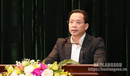 Đồng chí Hoàng Văn Nghiệm, Phó Bí thư Thường trực Tỉnh ủy, Trưởng Đoàn đại biểu Quốc hội tỉnh điều hành thảo luận