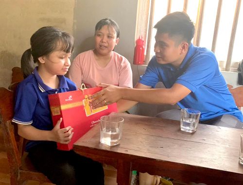 Đoàn thanh niên xã Hùng Lô tặng quà cho bệnh nhi có hoàn cảnh khó khăn, mắc bệnh xương thủy tinh