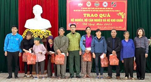 Các tổ chức đoàn thể tặng quà cho hộ nghèo, cận nghèo nhân dịp Tết Quý Mão 2023