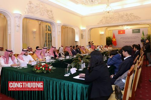 Việt Nam và Ả-rập Xê-út nhất trí về tầm quan trọng của cơ chế Ủy ban hỗn hợp trong việc phát triển quan hệ hữu nghị, hợp tác nhiều mặt, trong nhiều lĩnh vực giữa hai nước