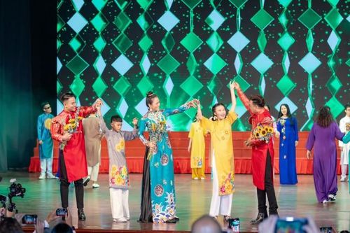 Nụ cười hạnh phúc của các em khiếm thị khi được biểu diễn áo dài nghệ thuật