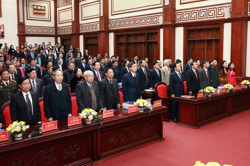 Các đại biểu thực hiện nghi lễ chào cờ