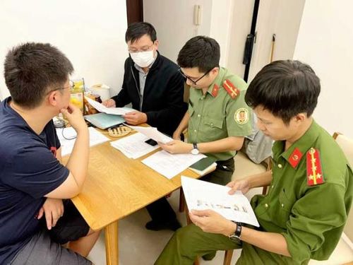 Công an TP Đà Nẵng kiểm tra hành chính đối với một trường hợp lưu trú không khai báo.