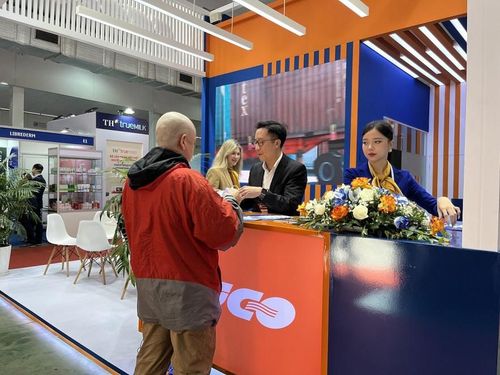 Doanh nghiệp giới thiệu thông tin tới khách thăm quan Triển lãm Expo- Russia Việt Nam 2023