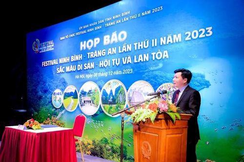 Ông Nguyễn Mạnh Cường- Giám đốc Sở VH-TT Ninh Bình chủ trì cuộc họp báo