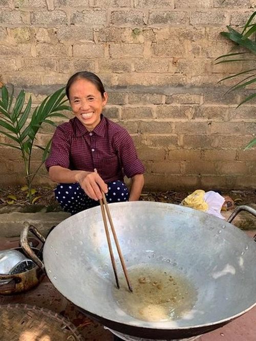 Ngoài ra, khoảnh khắc bà Tân cắn miếng thịt to khiến nhiều người lo ngại vì tuổi bà đã cao. Thế nhưng, người phụ nữ đến từ Bắc Giang trước giờ cũng đã quen thuộc với những món ăn siêu to khổng lồ, lại xuất phát điểm là một người nông dân, vì vậy trong một bữa ăn thân mật gồm con cháu xung quanh.