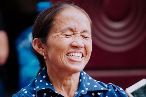 Dưới phần bình luận, rất nhiều ý kiến đồng tình với nhận xét của tài khoản nói trên. “Review ăn uống mà kiểu nhồm nhoàm hay ráng nhét vô mồm thế có gì hay đâu, còn chả thưởng thức được hương vị của món ăn”...