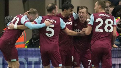 West Ham lội ngược dòng thắng Tottenham 2-1 ngay trên sân khách.