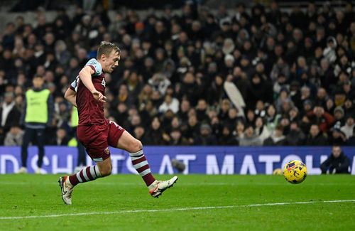 Phút 74, Ward-Prowse tận dụng sai lầm của hàng thủ Tottenham để dễ dàng nâng tỷ số lên 2-1