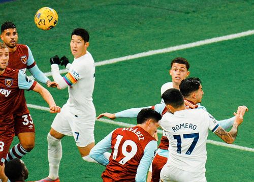 Phút 11, từ quả phạt góc bên cánh phải, trung vệ Romero bật cao đánh đầu mở tỷ số