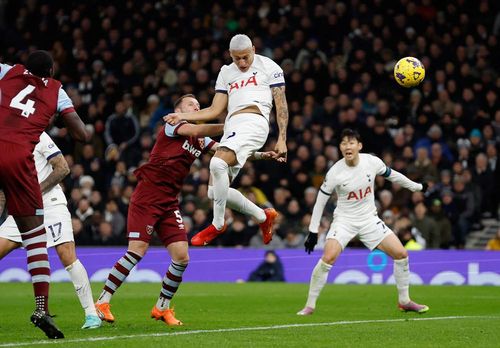 Richarlison được tung vào sân và suýt đánh đầu gỡ hòa cho Spurs