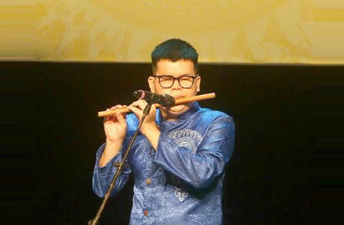 Nguyễn Đức Thiện biểu diễn sáo trúc.