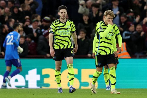 Arsenal bị đẩy văng khỏi ngôi đầu bảng