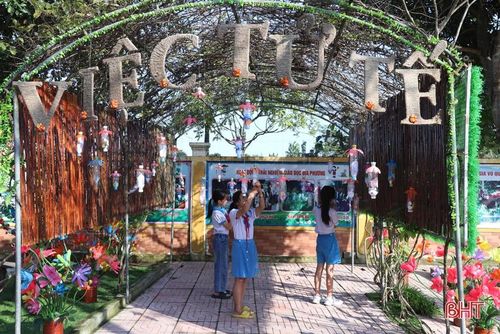 Cần giáo dục, nuôi dưỡng nhân cách cho học trò từ những việc làm nhỏ nhất. Trong ảnh: Góc "Việc tử tế" của Trường Tiểu học Thạch Đài (Thạch Hà - Hà Tĩnh) là nơi để các em học sinh chia sẻ những việc làm tốt hằng ngày.