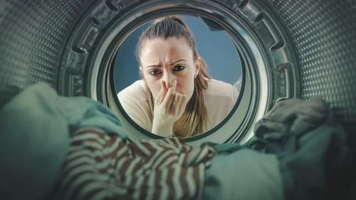  Mùi hôi trong lồng giặt và quần áo khiến người dùng khó chịu. Ảnh: Shutterstock. 