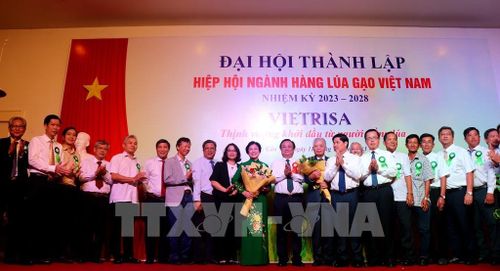 Ban chấp hành Hiệp hội Ngành hàng lúa gạo Việt Nam nhiệm kỳ 2023 - 2028 ra mắt Đại hội. Ảnh: Thu Hiền - TTXVN