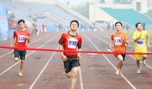 Các VĐV trên đường chạy 100m vòng loại nam.