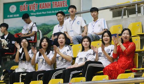 Các cổ động viên cổ vũ tạo bầu không khí sôi động trên khán đài.