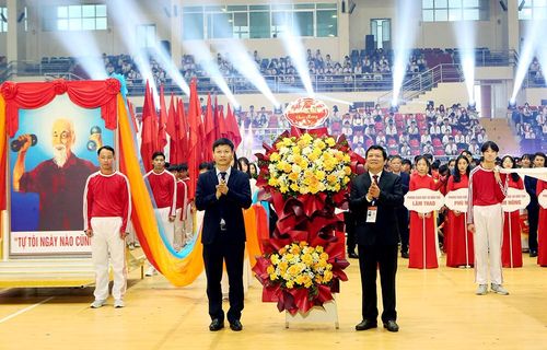 Lãnh đạo Vụ Giáo dục Thể chất, Bộ Giáo dụ và Đào tạo tặng hoa chúc mừng lễ Hội khỏe Phù Đổng tỉnh.