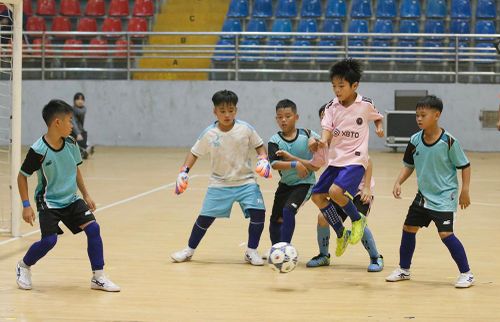 Trận thi đấu bóng đá Tiểu học giữa huyện Tam Nông gặp huyện Thanh Sơn.