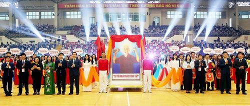 Phó Chủ tịch UBND tỉnh Nguyễn Thanh Hải cùng các đại biểu tặng hoa và cờ lưu niệm cho các đoàn VĐV tham dự Hội khỏe.