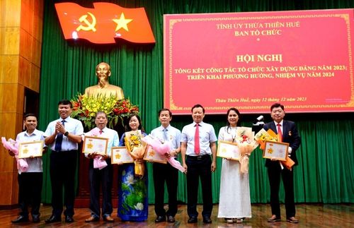 Bí thư Tỉnh ủy Lê Trường Lưu trao Kỷ niệm chương cho các cá nhân có nhiều đóng góp trong công tác tổ chức xây dựng Đảng