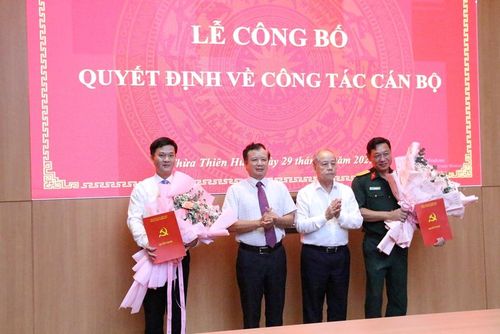 Bí thư Tỉnh ủy Lê Trường Lưu và Phó Bí thư Thường trực Tỉnh ủy Phan Ngọc Thọ trao Quyết định bổ sung ủy viên Ban Chấp hành Đảng bộ tỉnh nhiệm kỳ 2020 – 2025