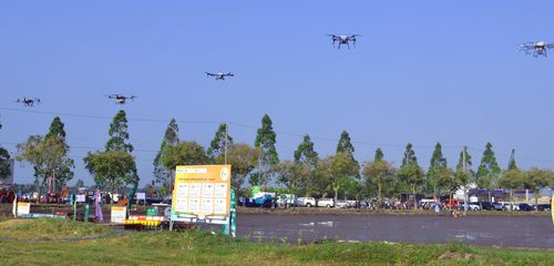  Nông dân ĐBSCL đang đưa nhiều thiết bị hiện đại vào phục vụ sản xuất lúa. Ảnh: CAO PHONG 