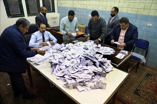 Nhân viên bầu cử kiểm phiếu bầu Tổng thống ở Cairo, Ai Cập ngày 12/12/2023. Ảnh: THX/TTXVN
