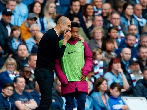 Ở trận đấu đó, Pep chỉ đạo Hamilton ném bóng nhanh hơn vào cuộc để giúp lối chơi của Man City nhanh hơn. Chiến lược gia người Tây Ban Nha sau đó ca ngợi cậu bé nhặt bóng này khi giúp Man City thắng 5-0. Sáu năm sau, tài năng trẻ người Anh đi vào lịch sử đội bóng thành Manchester.
