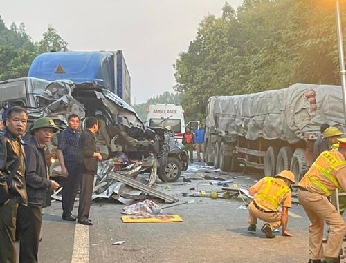 Tai nạn 5 người chết, 10 người bị thương tại Lạng Sơn: Lúc 2h10 sáng 31/10, tại Km 70+830 thuộc địa phận thôn Rừng Cấm, huyện Hữu Lũng, tỉnh Lạng Sơn xảy ra vụ tai nạn giao thông làm 5 người chết, 10 người bị thương. Nguyên nhân xảy ra vụ tai nạn là do ô tô BKS 14B-036.57 do lái xe Quách Đình Trọng (SN 1966 tại Quảng Ninh) điều khiển khi đến Km 70+830, quốc lộ 1A là đoạn đường dốc, cua, trời tối không có đèn đường nên đã đâm vào phần đuôi bên trái của ô tô đầu kéo BKS 98C-016.45 kéo theo sơmi rơmooc 98R-013.79 bị hư hỏng, đang dừng đỗ trên phần đường dành cho xe cơ giới, bị văng sang bên trái theo hướng đi, cùng lúc đó xe ô tô đầu kéo BKS 77H-036.57 kéo theo sơ mi rơ mooc BKS 77R-046.08 đi đến va chạm với xe BKS 14B-036.57.