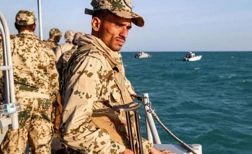 Lực lượng tuần duyên thuộc chính phủ được quốc tế công nhận của Yemen trên một con tàu ở Biển Đỏ gần với Eo Bab al-Mandab. Ảnh: AFP
