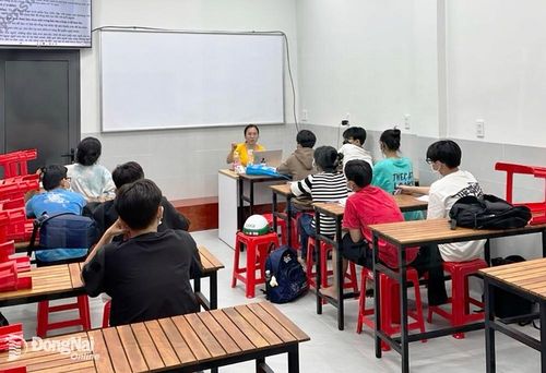 Một lớp ôn thi được mở tại trung tâm ở P.Tam Hòa (TP.Biên Hòa). Ảnh: C.NGHĨA