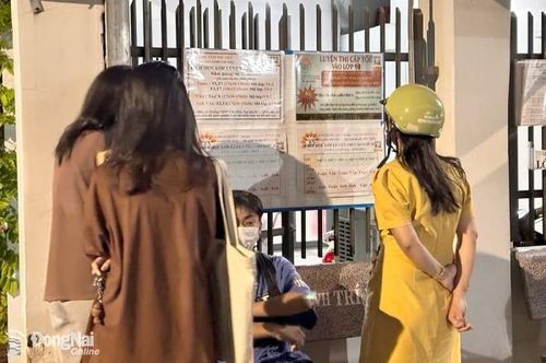 Phụ huynh theo dõi lịch dạy thêm của giáo viên tại một trung tâm thuộc P.Tam Hòa (TP.Biên Hòa)