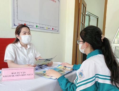 Cán bộ dân số thị xã tư vấn sức khỏe tiền hôn nhân cho vị thành niên - Ảnh: M.L