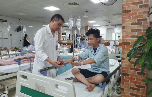 TS.BS.Nguyễn Trung Nguyên - Giám đốc Trung tâm Chống độc, Bệnh viện Bạch Mai thăm khám cho bệnh nhân. Ảnh: BVCC