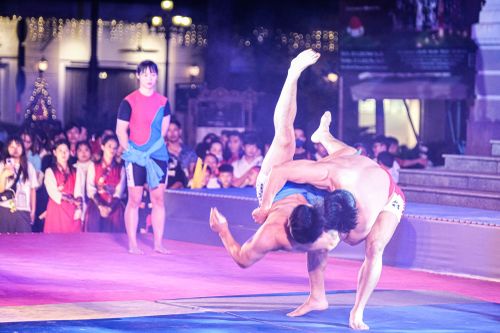 Võ sĩ Ssireum biểu diễn kỹ thuật của môn vật truyền thống Hàn Quốc