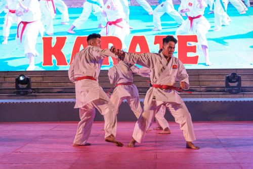 Các võ sinh bộ môn Karate tham gia đối luyện