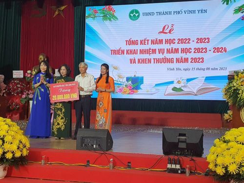 Ông Trần Văn Thúy - Phó Chủ tịch thường trực Quỹ Khuyến học tỉnh Vĩnh Phúc tặng 20 triệu đồng cho ngành giáo dục Tp Vĩnh Yên