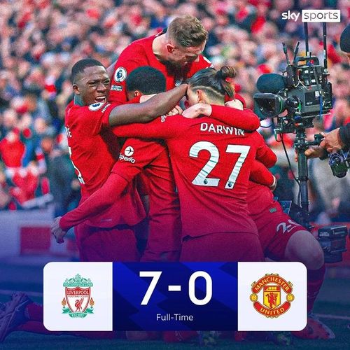 Người hâm mộ Quỷ đỏ vẫn chưa thể nguôi ngoai sau trận thua 0-7. (Ảnh: Skysports)