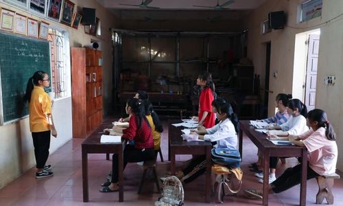 Học sinh Ba Vì, Hà Nội tham gia học thêm miễn phí tại nhà văn hóa thôn Đoài. Ảnh: Ngô Chuyên