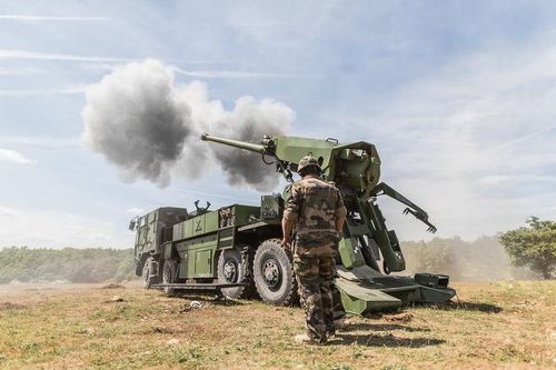 Bên cạnh những lời khen ngợi về tính năng kỹ chiến thuật, pháo tự hành CAESAR của Pháp có một nhược điểm khá lớn, khiến nó hứng chịu chỉ trích từ các binh sĩ lực lượng vũ trang Ukraine.
