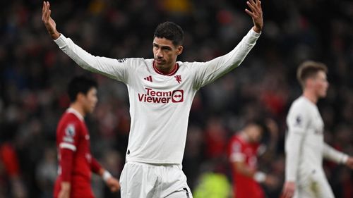 Hàng phòng ngự MU dưới sự dẫn dắt của Varane giữ sạch lưới thành công tại Anfield.