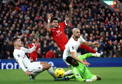 Onana và hàng thủ MU phòng ngự quả cảm trước Liverpool