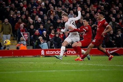 Rasmus Hojlund có cơ hội tốt nhất của anh trong trận đấu với Liverpool tuy nhiên đã bị thủ thành Alisson Becker từ chổi.