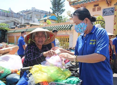 Người dân có hoàn cảnh khó khăn nhận cơm miễn phí từ “Bếp ăn nghĩa tình” tại Phường 2, TP Cao Lãnh