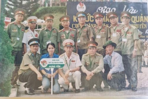  Anh hùng Vũ Đức Chính (đứng hàng sau, thứ 4 bên phải) cùng đồng đội tham gia các hoạt động địa phương. 