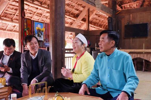 Vợ chồng nghệ nhân Đinh Văn Lương, dân tộc Mường, đến sinh hoạt tại Làng Văn hóa - Du lịch các dân tộc Việt Nam từ năm 2017