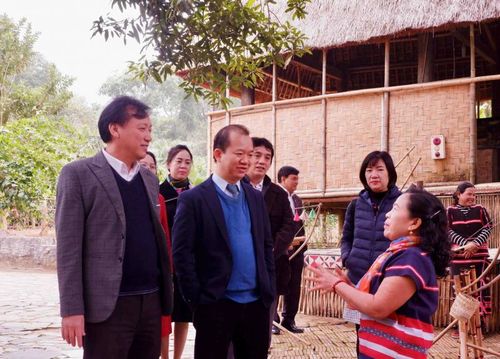 Nghệ nhân Y Sinh, dân tộc Xơ Đăng, đang sinh hoạt tại Làng Văn hóa - Du lịch các dân tộc Việt Nam, giới thiệu với Đoàn công tác về văn hóa dân tộc mình